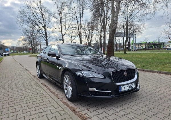 Jaguar XJ cena 120000 przebieg: 182000, rok produkcji 2015 z Wrocław małe 154